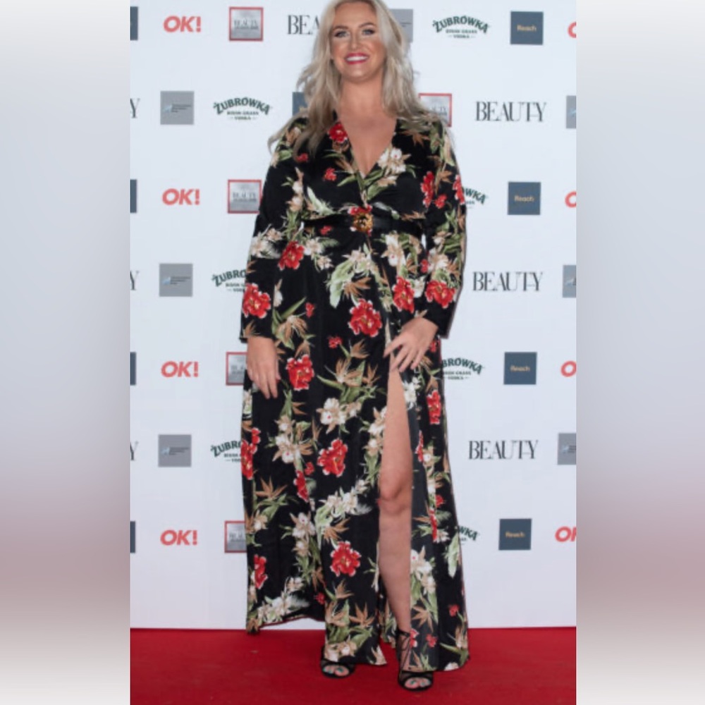 🌺 Beautiful floral Maxi Dress size XXL black with red green cream flowers.